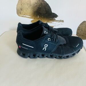 On Running Black Athletic Shoes with Rugged Outsole